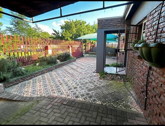 2 BEDROOM TOWNHOUSE FOR SALE IN MEYERVILLE